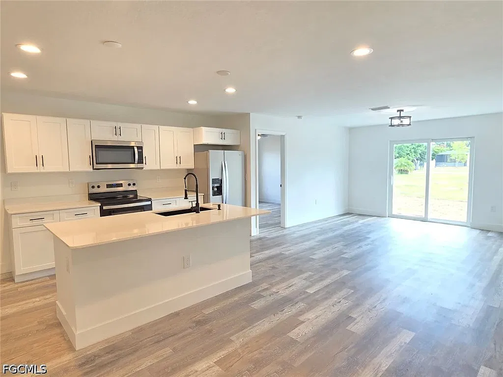 3 bed, 2.0 bath, 1290 sqft, $1,900 — Photo 4