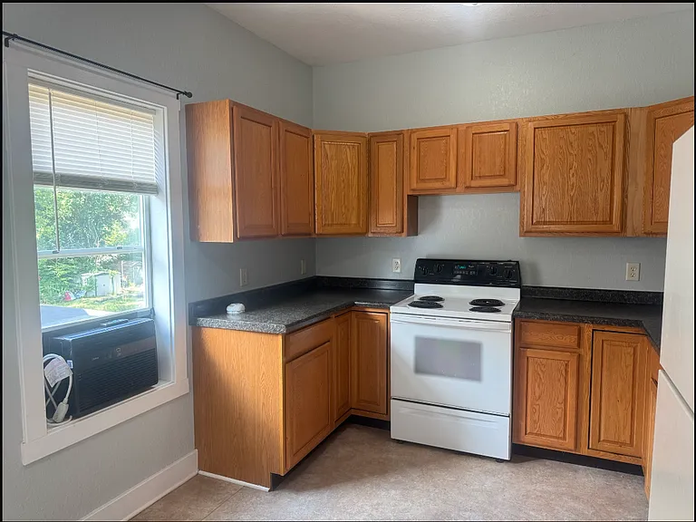 907 W 3rd St #B — Photo 7