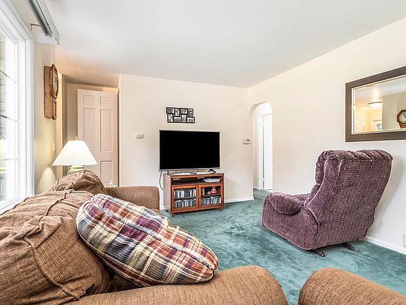 3rd image of 125 Winston Dr