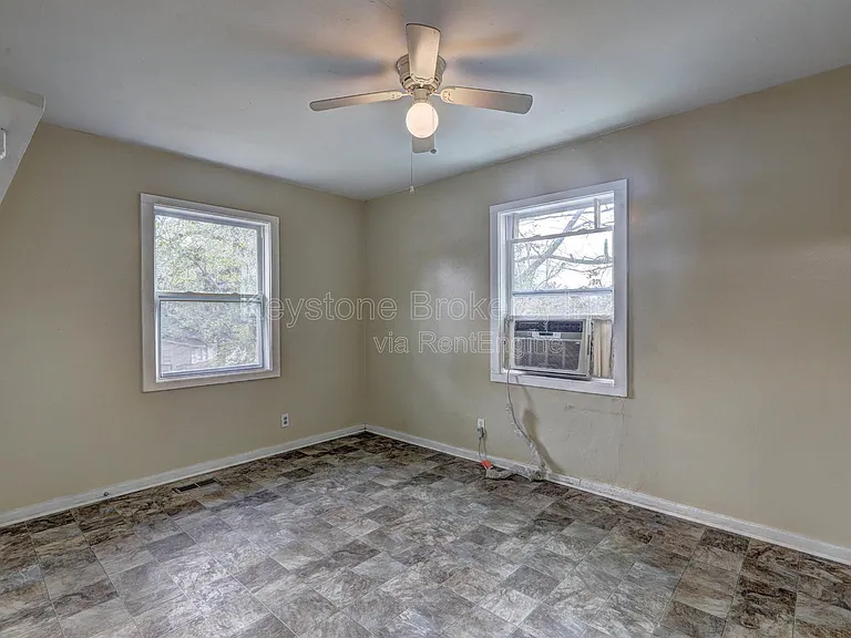 2477 Thrasher Ave — Photo 8