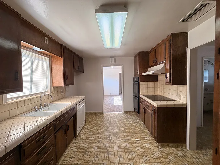 8914 S Union Ave — Photo 3