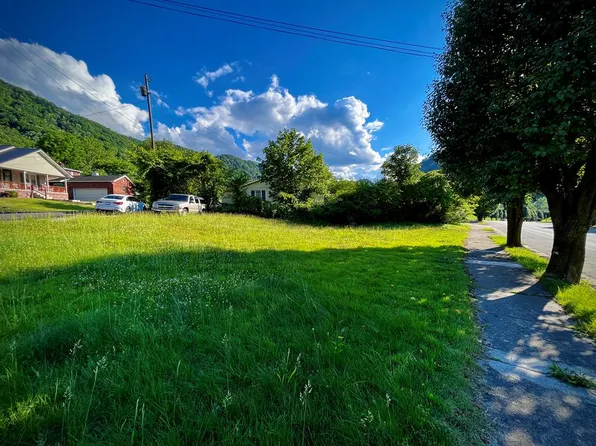 116 W 5th St, Elkhorn City, KY 41522