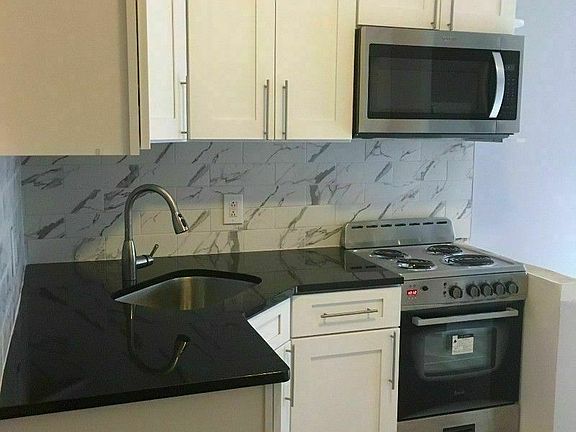 3rd image of 450 W 46th St APT 5RE