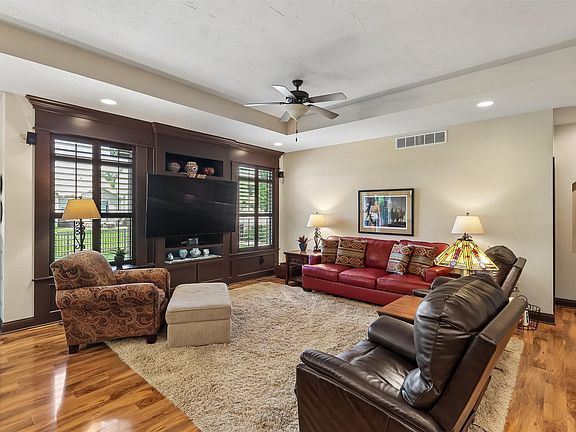 3rd image of 1515 SE Greenbriar Cir