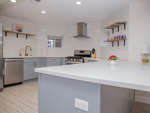 4th image of 5917 N Winthrop Ave #G