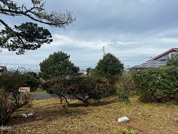 3rd image of 137 SW Hurbert St