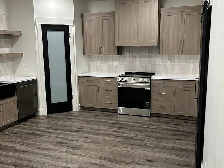 686 S Cutler Ave — Photo 4