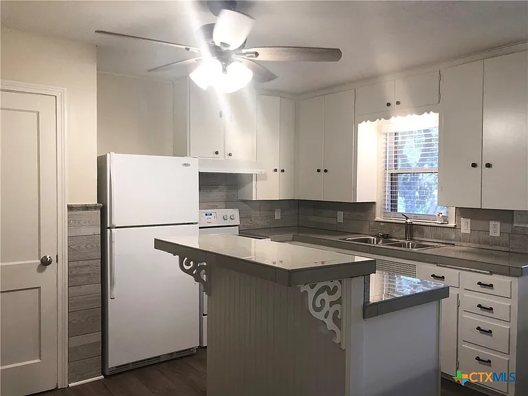 1002 Hazelton St — Photo 5