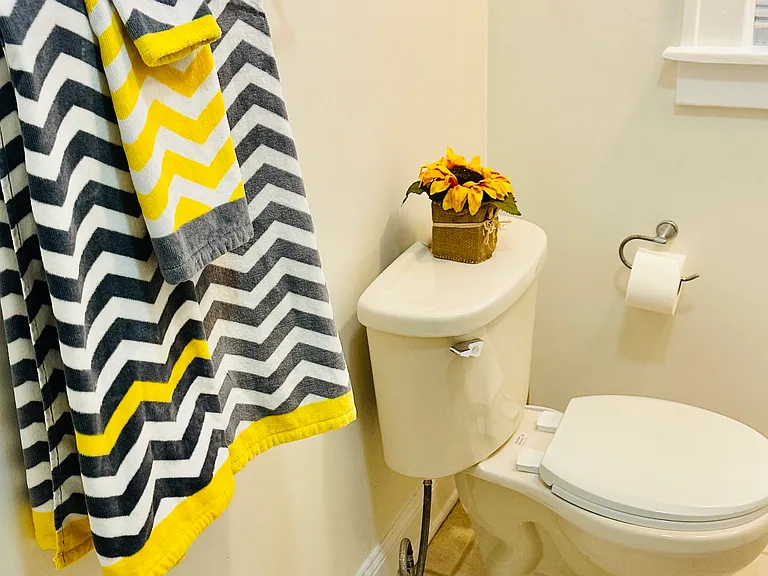 Full bathroom includes linens!