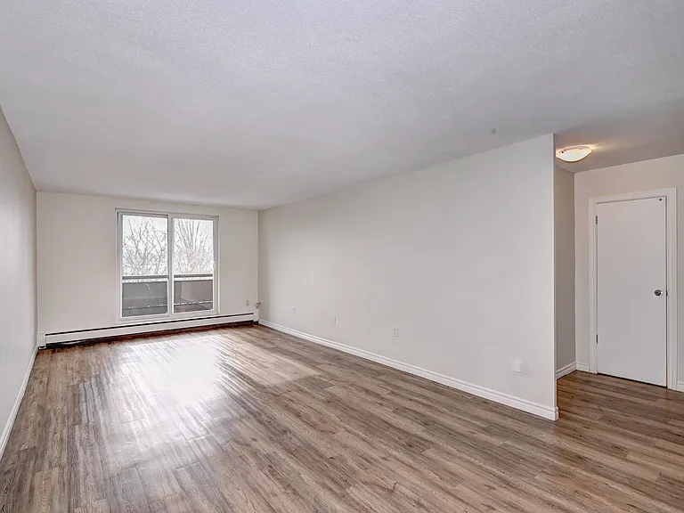 564 Durham Cres — Photo 11