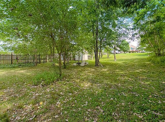 4th image of 711 Meadowood Dr