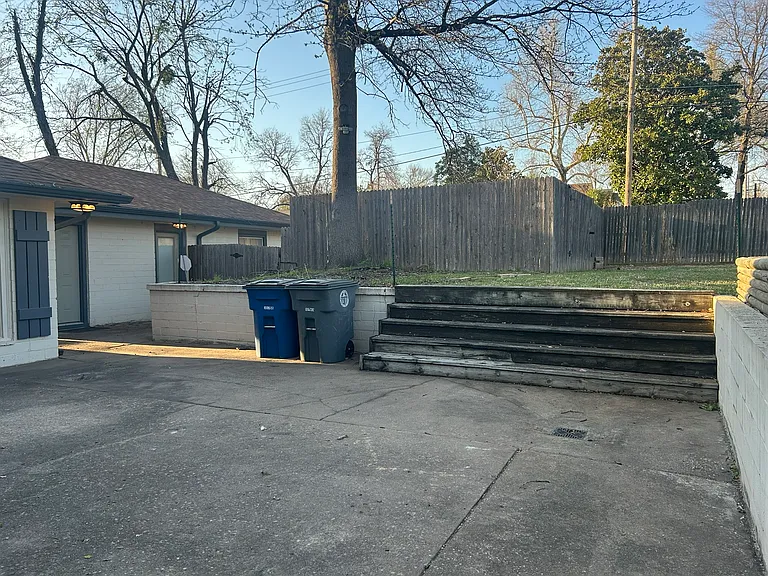 1251 E 31st Ct — Photo 5
