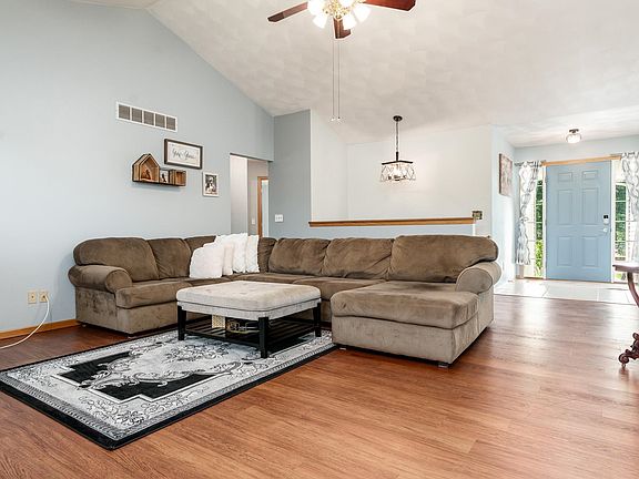 3rd image of 6672 Lindbloom Ln