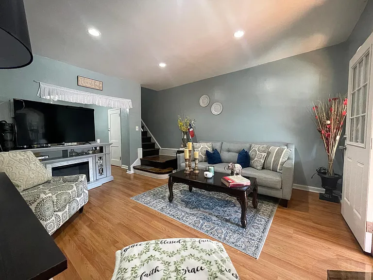 925 E Tioga St — Photo 2