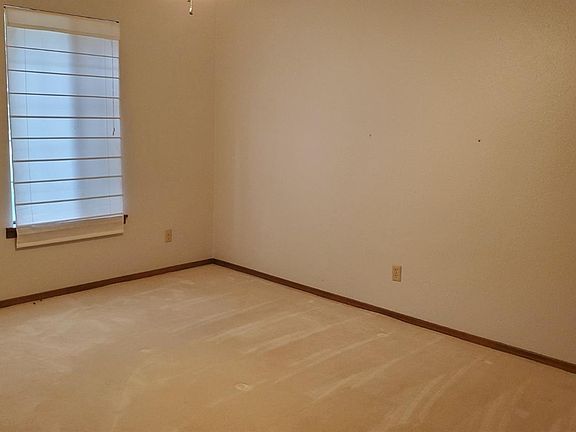 5th image of 690 Lilac Dr