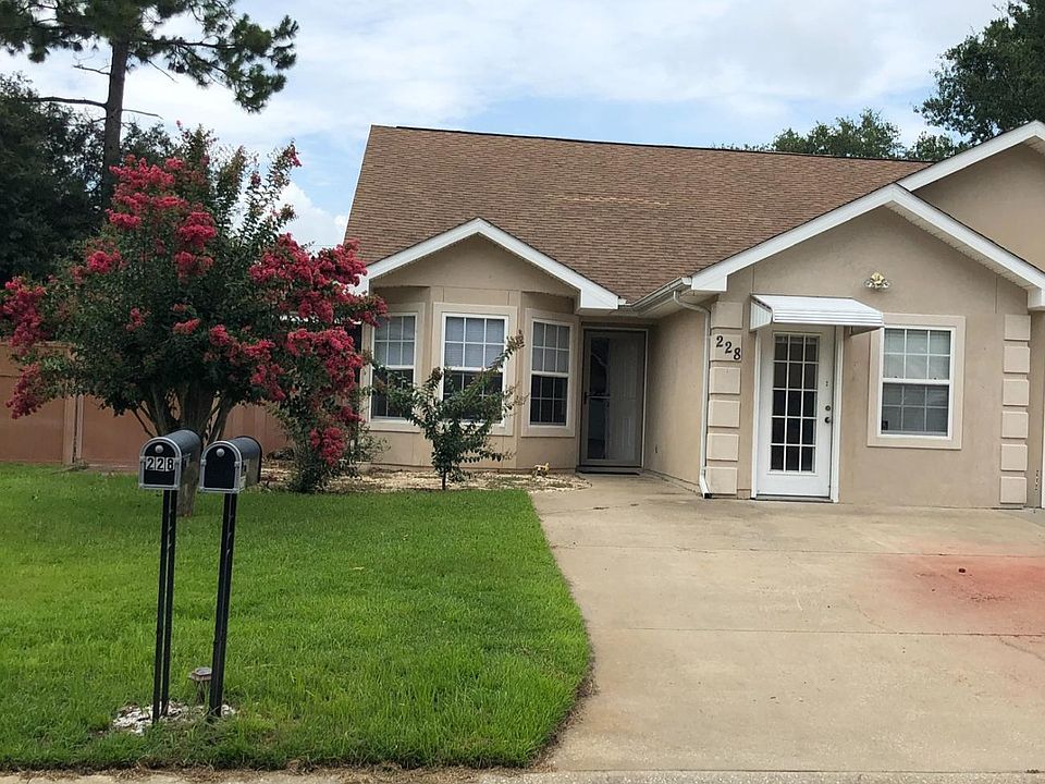 Front door and bonus room with separate entrance