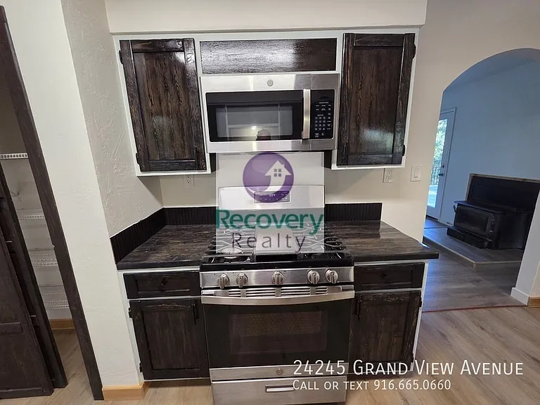 24245 Grand View Ave — Photo 10