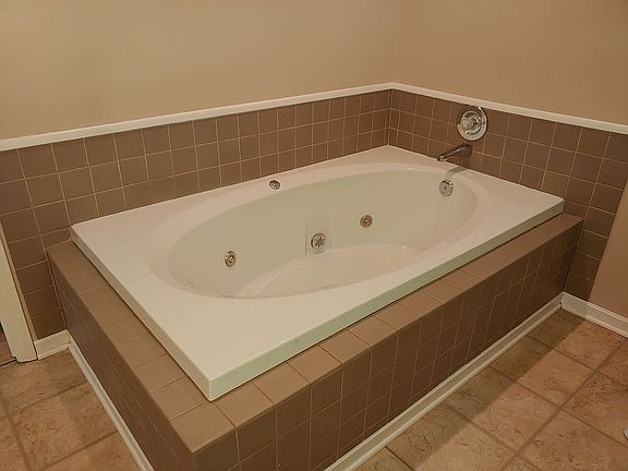 Master bath (jacuzzi tub)
