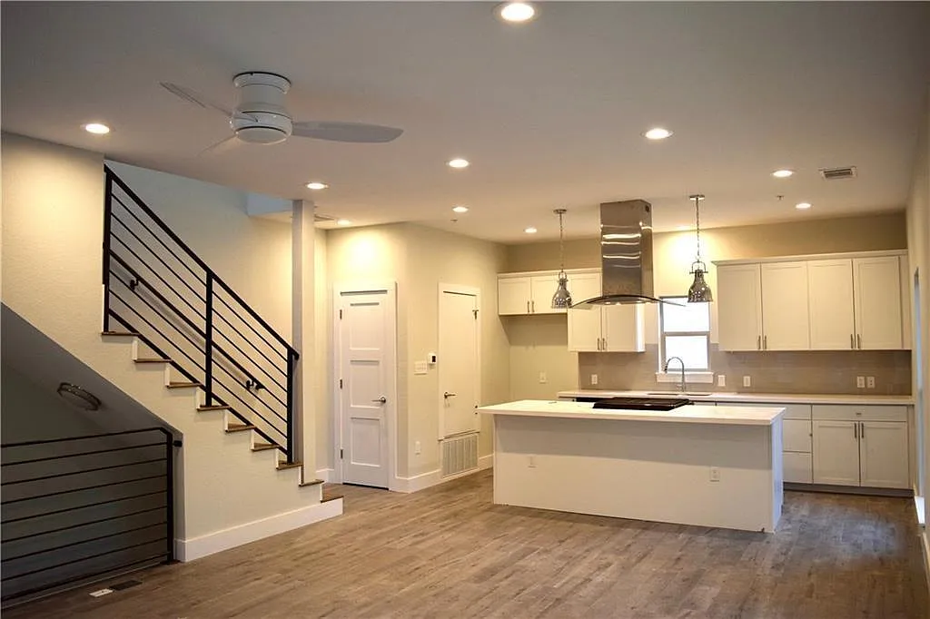 4 bed, 2.5 bath, 1646 sqft, $5,800 — Photo 3