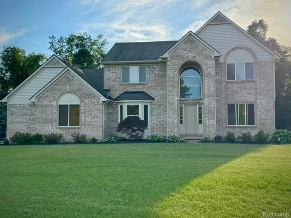 10022 Otter Dr, South Lyon, MI 48178