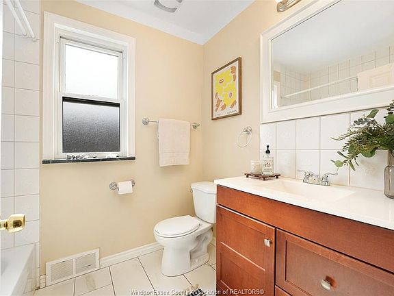 5th image of 1006 Pillette Rd