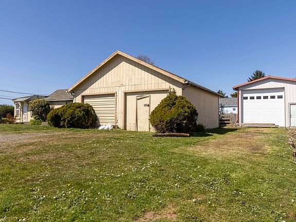 2nd image of 303 NE 10th Ct