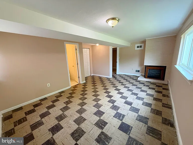7104 Adelphi Rd — Photo 25