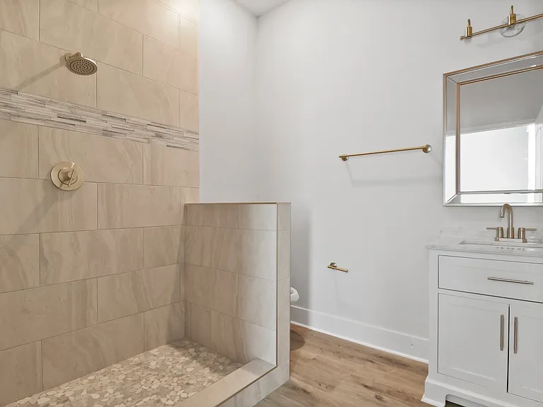 826 W Victory Dr — Photo 10