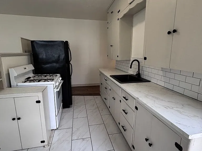 218 S Moore Ave — Photo 8