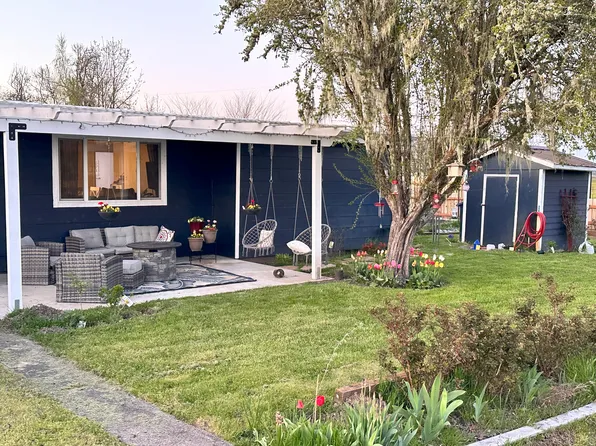 26147 Hall Rd, Junction City, OR 97448