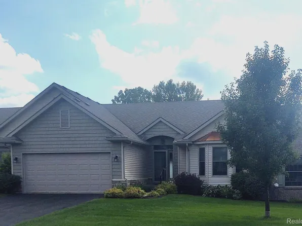 6274 Northridge Woods Dr, Brighton, MI 48116