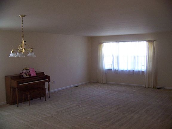 LIVING ROOM/COMBO