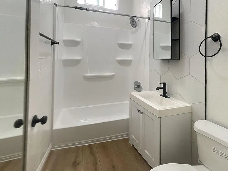 Union Apts...Remodeled Studio..New Laminate Floors...1 MONTH FREE! — Photo 8