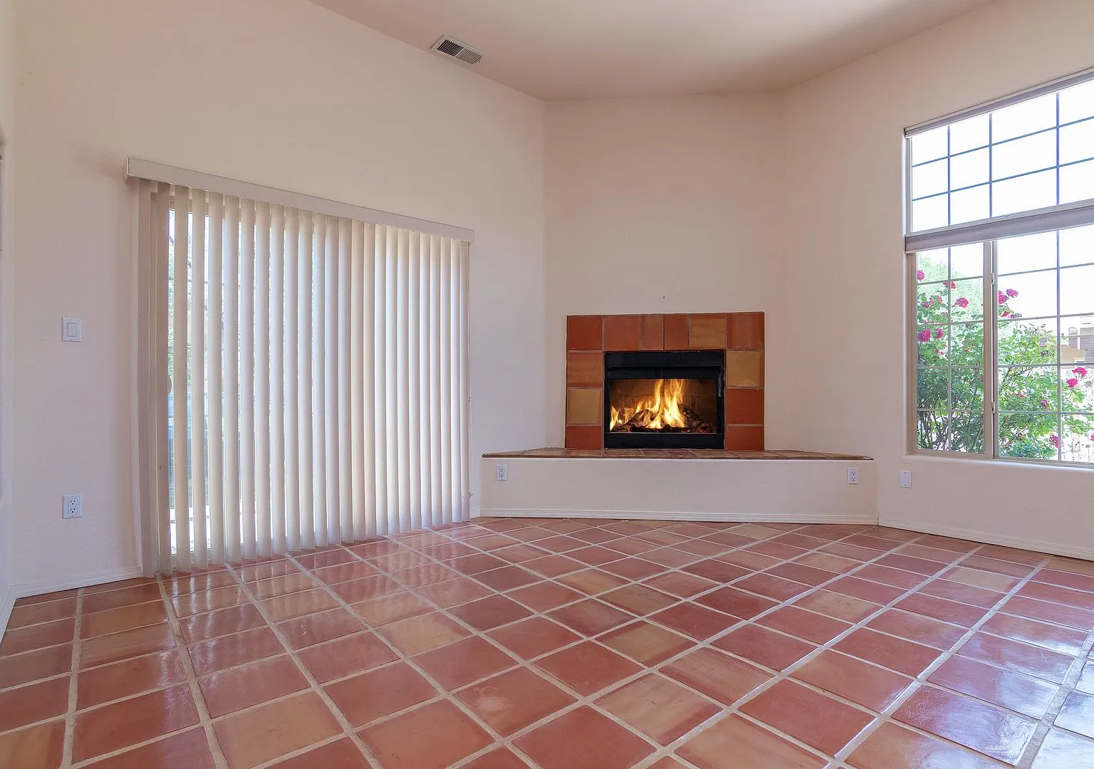 Single Level 3 Bedroom 2.5 Bath home in Desirable neighborhood Available Now! — Photo 3