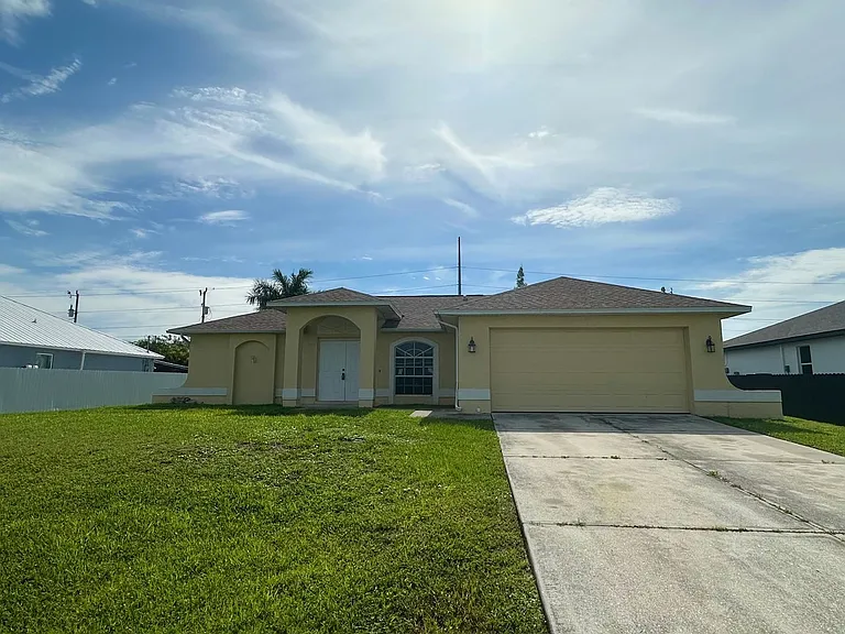 1137 NW Juanita Pl — Photo 1