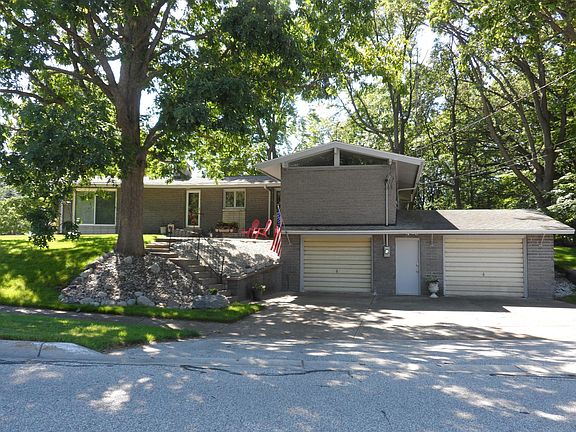 2nd image of 921 Woodlawn Ave