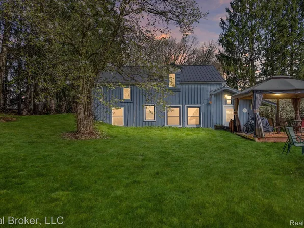 920 Munger Rd, Holly, MI 48442
