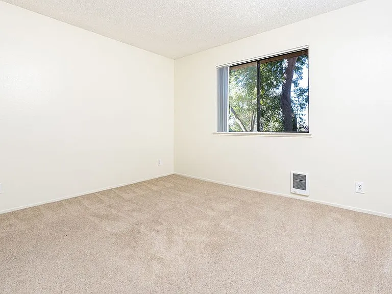 Mission Sierra Apartments — Photo 26