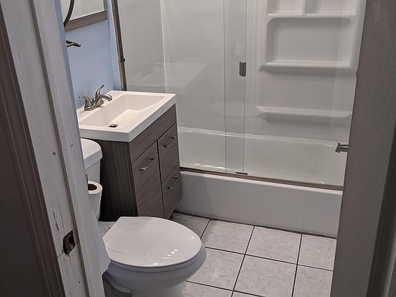 4th image of 2455 W Cortland St #1R