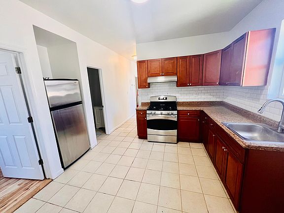 4th image of 916 Bergen St Floor 3