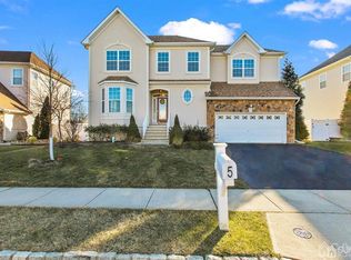 5 Violet Ct, Monroe Township, NJ 08831