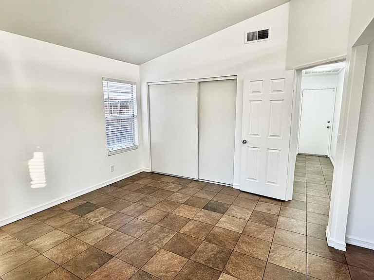 3060 Christina St — Photo 11