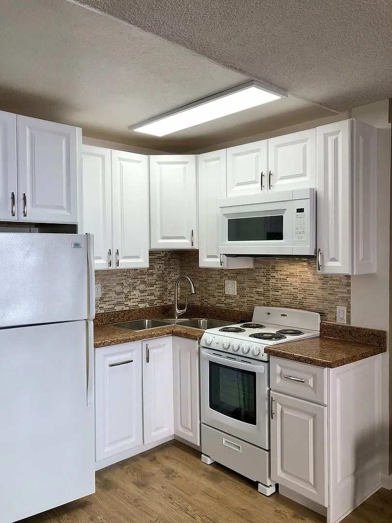 Beautiful 1 Bedroom, SENIOR home (55+) $1,520 /MO — Photo 3