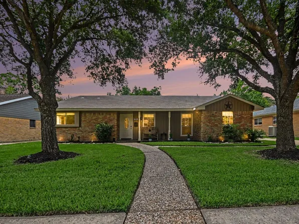 722 Seaway Dr, Seabrook, TX 77586
