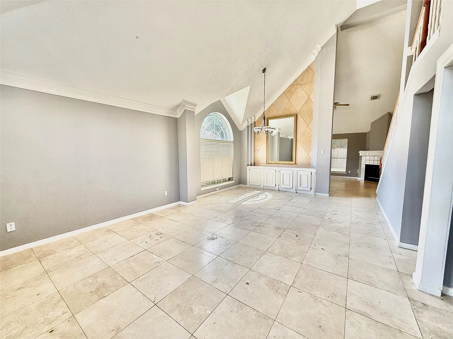 4 bed, 2.5 bath, 2643 sqft, $2,400 — Photo 3