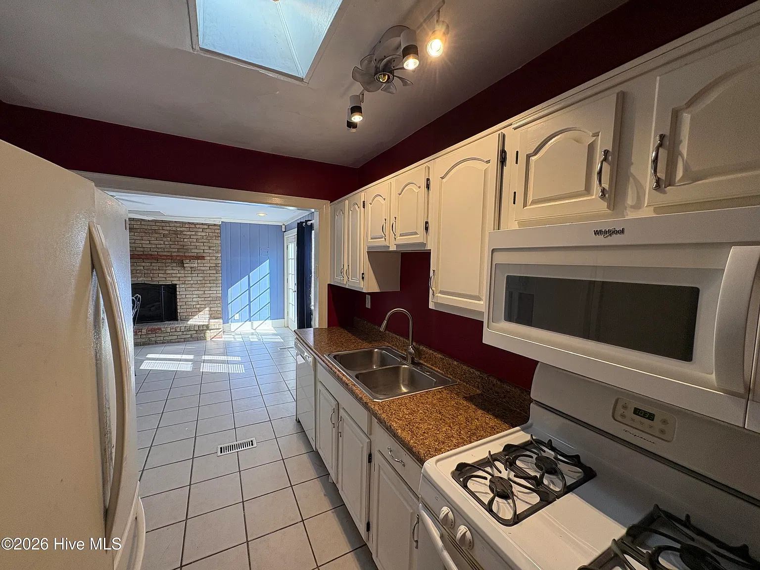 3 bed, 1.0 bath, 1238 sqft, $1,500 — Photo 4