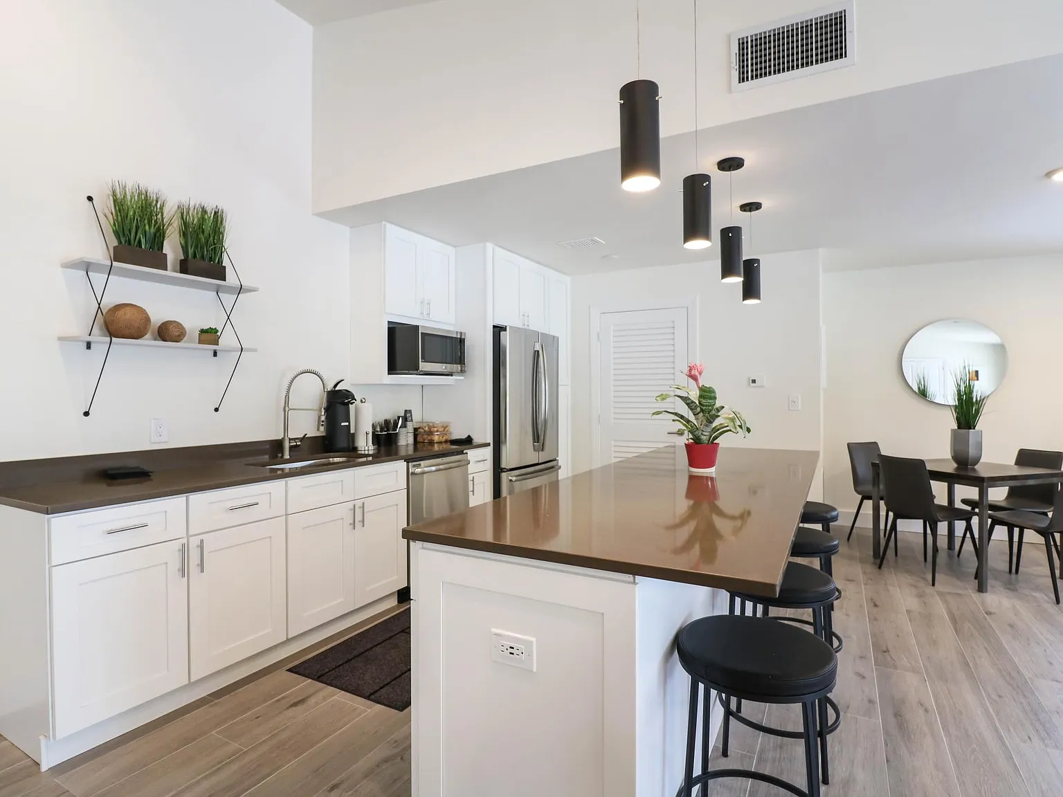 Innovo Living on Sunrise — Photo 2