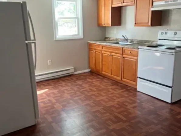 24 Wedgewood Dr, Jewett City, CT