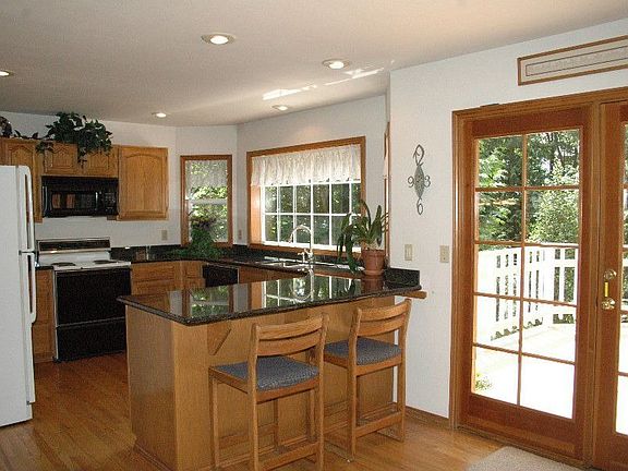 Large Kitchen w/Granite & Lots of Cabinets