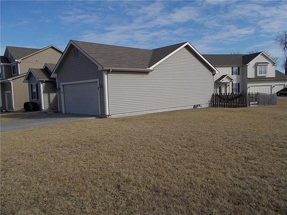 3rd image of 925 NW Long Dr